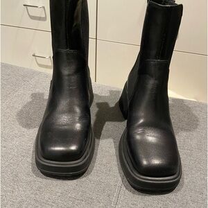 Vagabond women Dorah pull on chelsea boots.